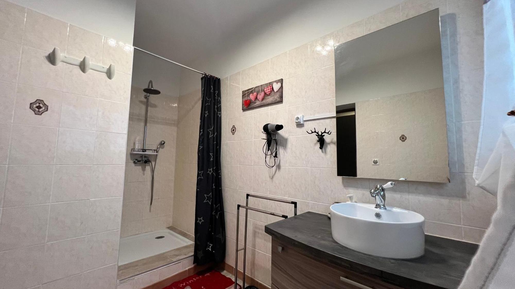 Chambres D'Hotes Le Saint Victor - Provence, Vaucluse بيرنيه لو فونتينز المظهر الخارجي الصورة
