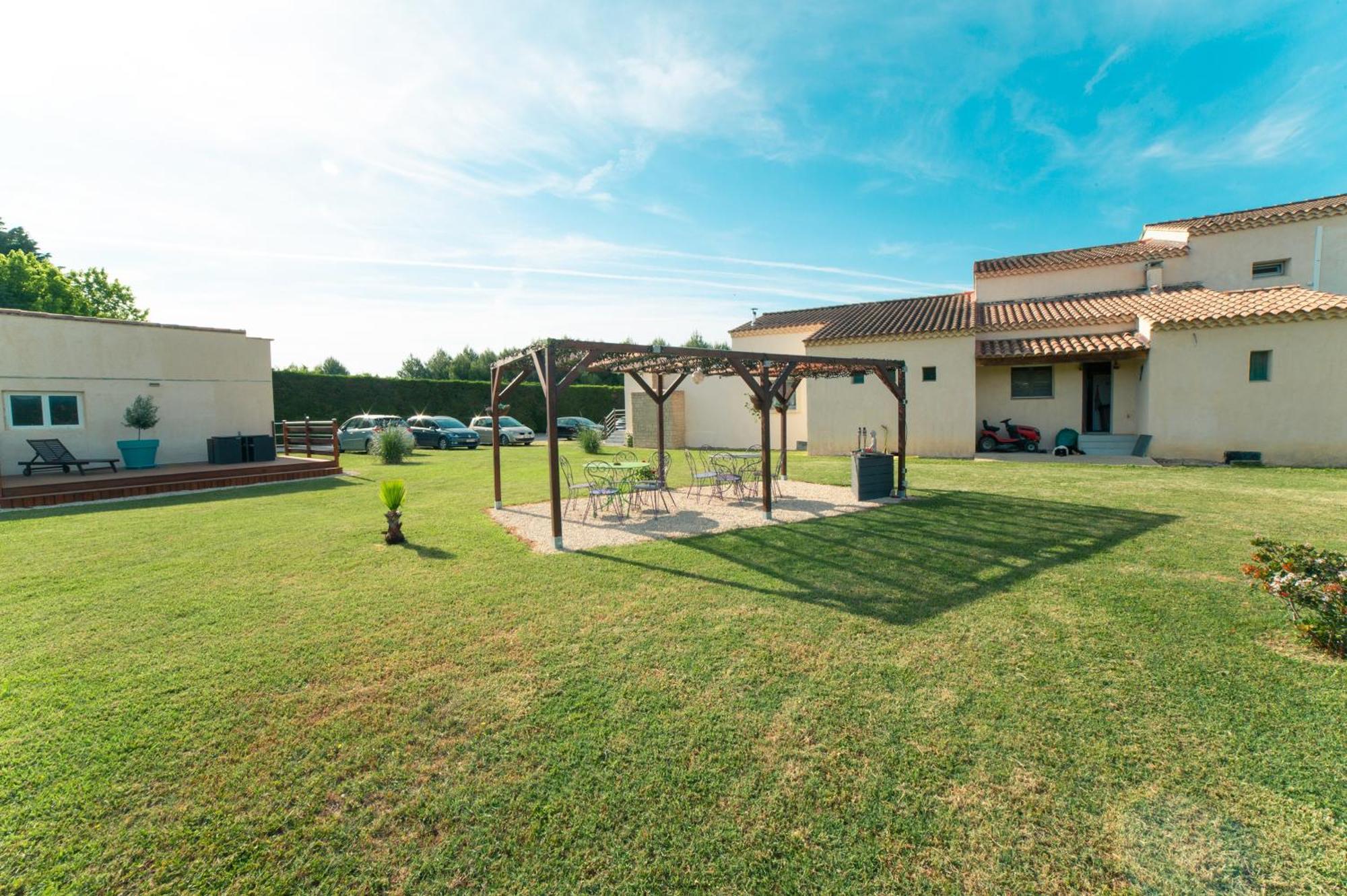 Chambres D'Hotes Le Saint Victor - Provence, Vaucluse بيرنيه لو فونتينز المظهر الخارجي الصورة